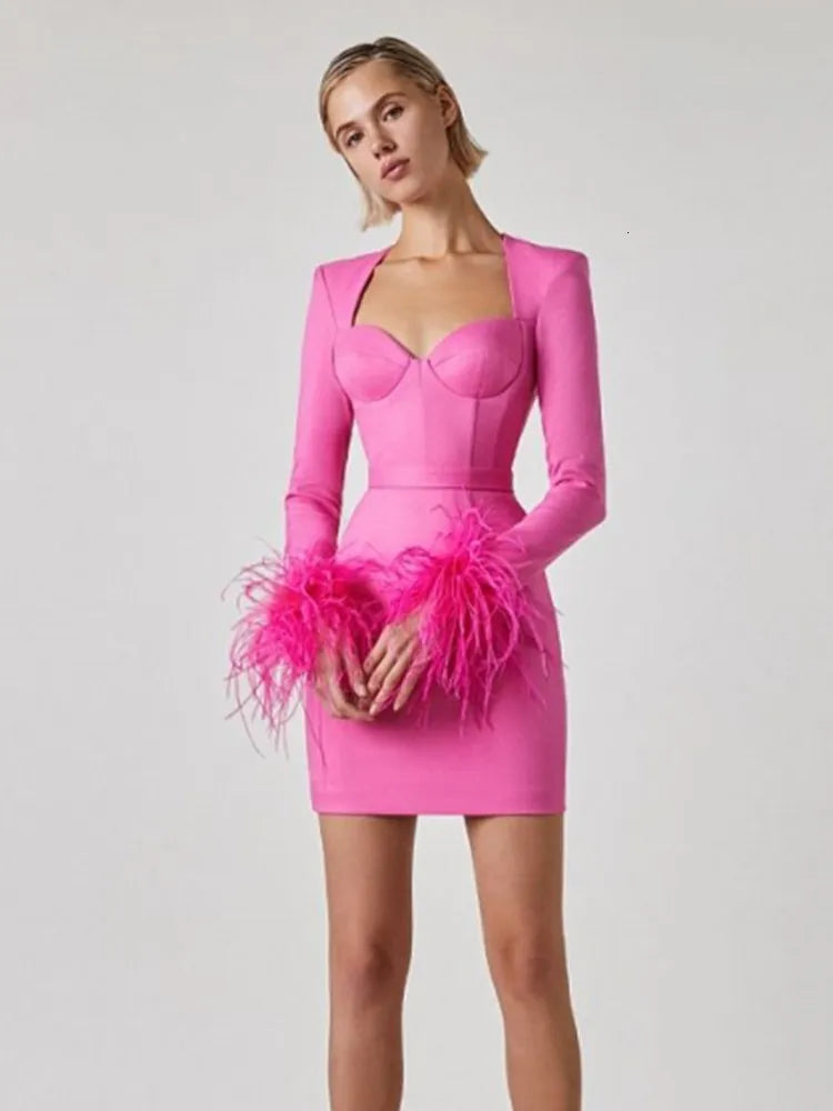 Sofia | Mini-robe élégante à détails plumes