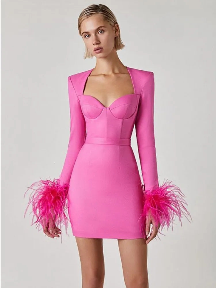 Sofia | Mini-robe élégante à détails plumes